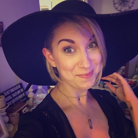 Meet your Posher, Amy - Picture 1 of 2